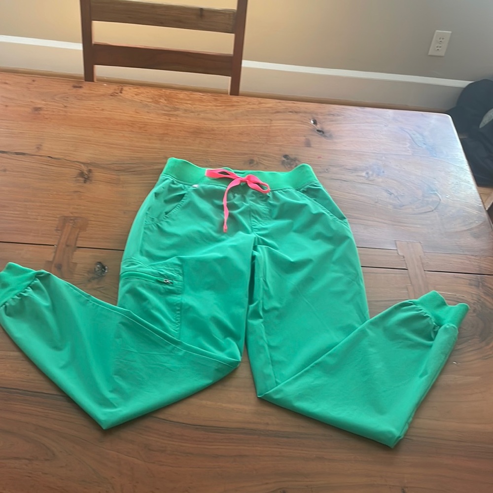 Kelly Green Figs Joggers Scrubs. Size XS